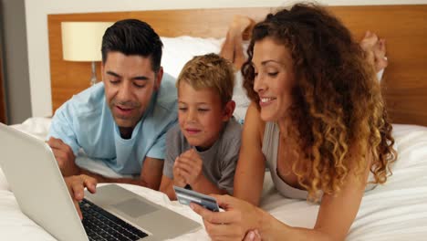 Eltern-Kaufen-Mit-Ihrem-Sohn-Online-Ein