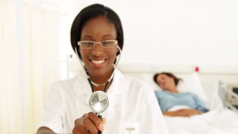 Lächelnde-Krankenschwester-Auf-Der-Station,-Die-Ihr-Stethoskop-Hält