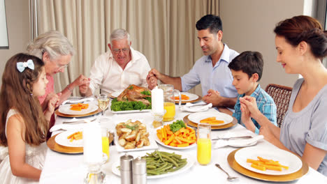Großfamilie,-Die-Vor-Dem-Abendessen-Gnade-Sagt