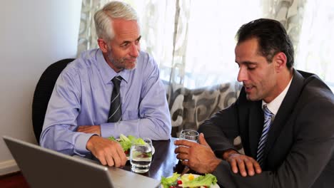Businessmen-having-a-working-lunch