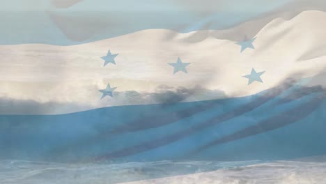 Composición-Digital-De-Ondear-La-Bandera-De-Honduras-Contra-Las-Olas-En-El-Mar