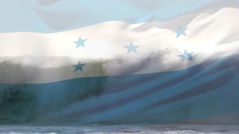Composición-Digital-De-Ondear-La-Bandera-De-Honduras-Contra-Las-Olas-En-El-Mar