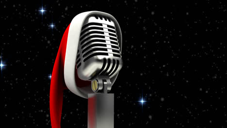 Animation-Von-Sternen,-Die-über-Das-Mikrofon-Fallen,-Mit-Weihnachtsmütze-Auf-Dunklem-Hintergrund