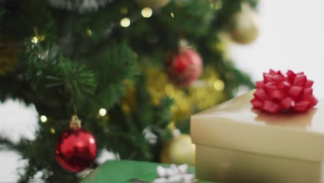 Video-Eines-Geschmückten-Weihnachtsbaums-Mit-Geschenken-Auf-Weißem-Hintergrund