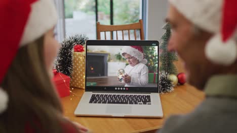 Kaukasische-Enkelin-Und-Großvater-Bei-Einem-Videoanruf-Mit-Enkel-Zur-Weihnachtszeit