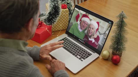 Glücklicher-Kaukasischer-älterer-Mann-Bei-Einem-Videoanruf-Mit-älteren-Freunden-Zur-Weihnachtszeit