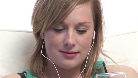Woman-listening-to-an-Ipod