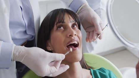 Männlicher-Zahnarzt-Untersucht-Zähne-Einer-Patientin-In-Einer-Modernen-Zahnklinik