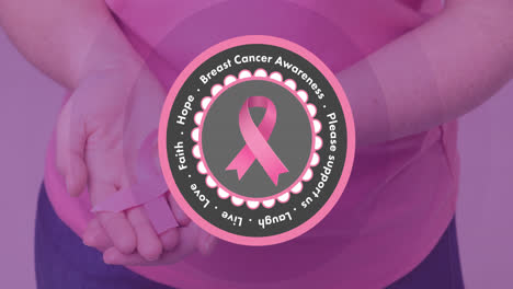 Video-Mit-Einem-Text-Zur-Brustkrebsaufklärung-über-Einer-Kaukasischen-Frau,-Die-Ein-Rosafarbenes-Krebsaufklärungsband-Hält