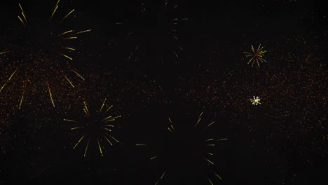 Animation-Von-Silvestergrüßen-Und-Explodierenden-Gelben-Feuerwerkskörpern-Auf-Schwarzem-Hintergrund