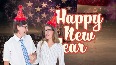 Animación-De-Pareja-Feliz-Con-Gafas-Celebrando,-Sobre-Texto-De-Feliz-Año-Nuevo-Y-Bandera-De-América