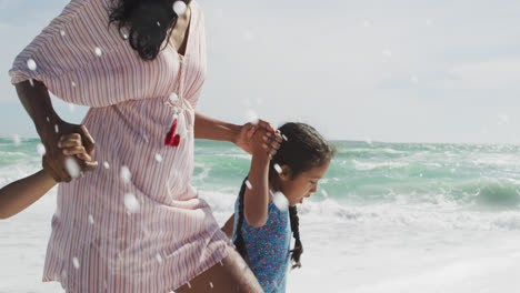 Mittelteil-Einer-Glücklichen-Hispanischen-Mutter-Mit-Tochter-Und-Sohn,-Die-Am-Strand-Spazieren-Gehen