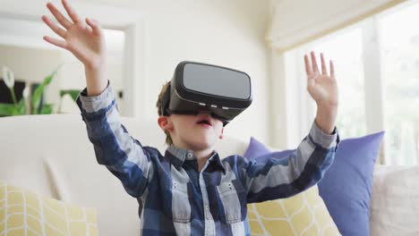 Kaukasischer-Junge-Winkt-Mit-Den-Händen-Und-Redet-Während-Des-Spielens-Mit-Dem-VR-Headset