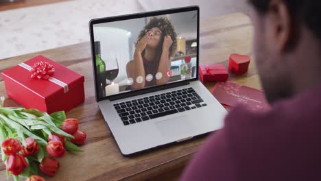 Feliz-Mujer-Afroamericana-Besándose-Y-Haciendo-Videollamadas-Del-Día-De-San-Valentín-En-Una-Computadora-Portátil