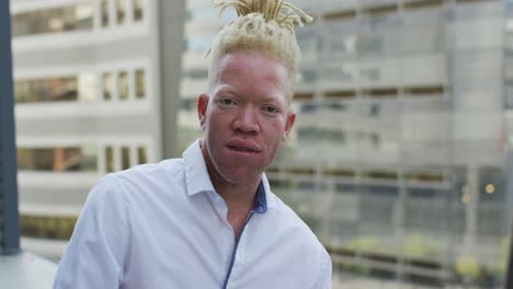 Porträt-Eines-Glücklichen-Afroamerikanischen-Geschäftsmannes-Mit-Albino-Im-Kreativbüro