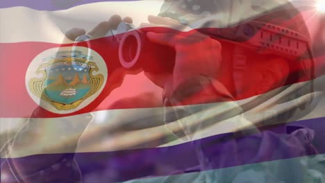 Animation-Der-Flagge-Costa-Ricas-über-Einem-Kaukasischen-Männlichen-Soldaten-Mit-Fernglas