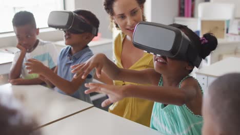 Video-Einer-Glücklichen-Kaukasischen-Lehrerin-Mit-Einer-Klasse-Verschiedener-Schüler,-Die-VR-Headsets-Tragen