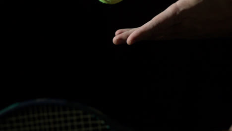 Tennisaufschlag-Vor-Schwarzem-Hintergrund