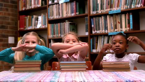 Süße-Kleine-Mädchen-Posieren-Mit-Bibliotheksbüchern