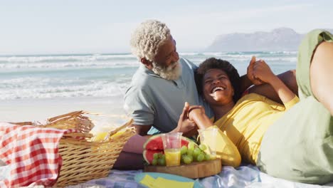 Glückliches-Afroamerikanisches-Paar-Beim-Picknick-Am-Sonnigen-Strand