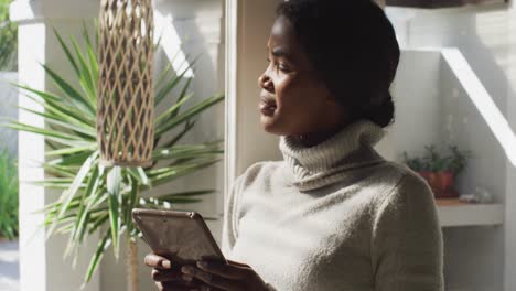 Video-Einer-Afroamerikanischen-Frau,-Die-Zu-Hause-Ein-Tablet-Benutzt