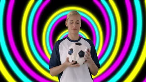 Animation-Eines-Kaukasischen-Frauenfußballs-Mit-Fußball,-Der-über-Formen-Lächelt