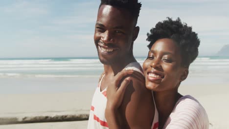 Porträt-Eines-Glücklichen-Afroamerikanischen-Paares,-Das-Sich-Am-Sonnigen-Strand-Umarmt