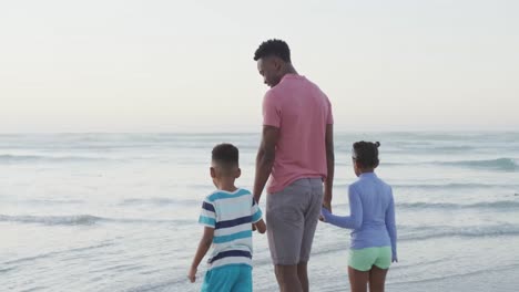 Padre-Afroamericano-Caminando-Con-Su-Hija-Y-Su-Hijo-En-La-Playa-Soleada