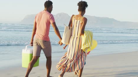 Glückliches-Afroamerikanisches-Paar,-Das-Mit-Tochter-Und-Sohn-Am-Sonnigen-Strand-Spaziert
