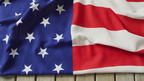 Video-Der-Flagge-Der-USA,-Die-Auf-Einem-Hölzernen-Hintergrund-Liegt