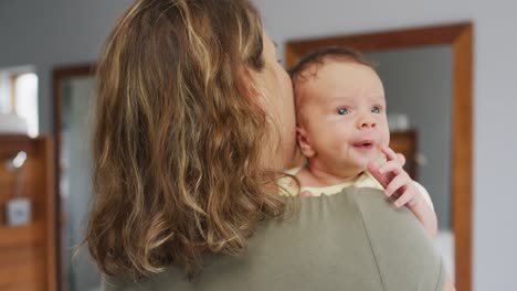 Video-De-Una-Madre-Caucásica-Sosteniendo-Y-Abrazando-A-Un-Bebé-Recién-Nacido