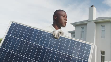 Video-De-Un-Hombre-Afroamericano-Sosteniendo-Un-Panel-Solar.