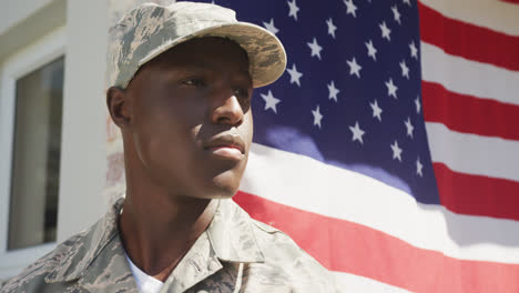 Video-Eines-Afroamerikanischen-Soldaten,-Der-Vor-Dem-Haus-Steht