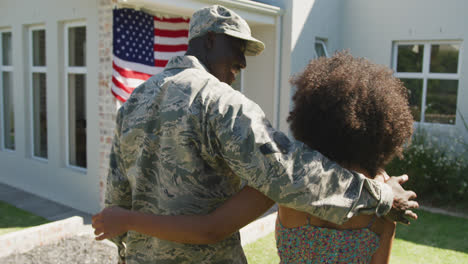 Video-De-Un-Soldado-Afroamericano-Y-Su-Esposa-Juntos-En-Casa.