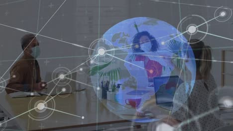 Animation-Des-Netzwerks-Von-Verbindungen-Mit-Der-Welt-über-Verschiedene-Geschäftsleute-Mit-Gesichtsmasken