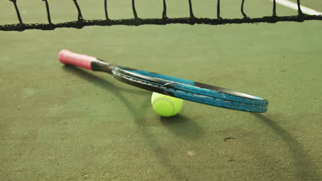 Video-De-Raqueta-De-Tenis-Y-Pelota-De-Tenis-En-La-Cancha-Verde