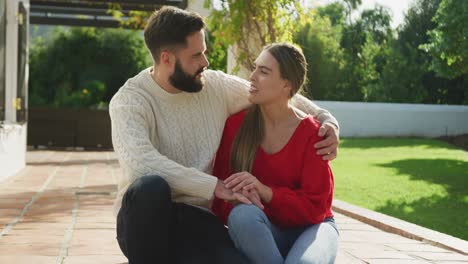 Video-Eines-Glücklichen-Kaukasischen-Paares-Im-Garten