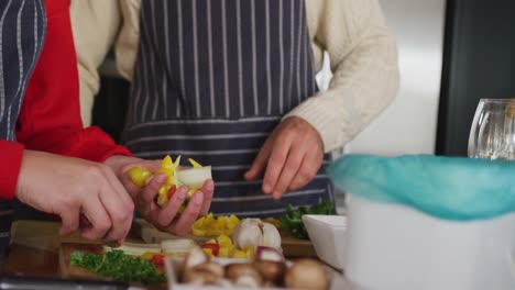 Video-Eines-Glücklichen-Kaukasischen-Paares,-Das-In-Der-Küche-Gemüse-Schält