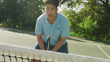 Video-Eines-Glücklichen-Gemischtrassigen-Mannes,-Der-Auf-Dem-Platz-Tennis-Spielt