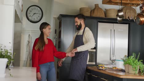 Video-Eines-Glücklichen-Kaukasischen-Paares,-Das-In-Der-Küche-Gemüse-Schält