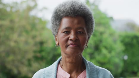 Videoporträt-Einer-Glücklichen-älteren-Afroamerikanischen-Frau,-Die-In-Die-Kamera-Blickt-Und-Im-Garten-Lacht