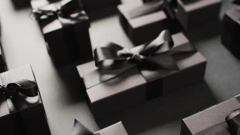Schwarze-Geschenkboxen-Mit-Schwarzen-Bändern-Auf-Schwarzem-Hintergrund-Gebunden
