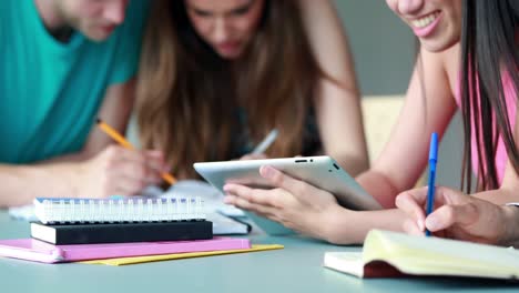 Klassenkameraden-Lernen-Und-Verwenden-Tablet-PC