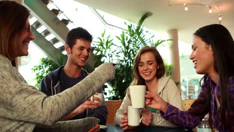 Lächelnde-Freunde-Trinken-Kaffee-Und-Stoßen-An