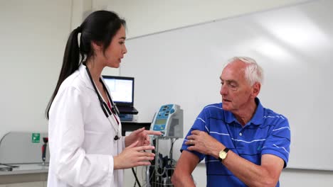 Doctor-talking-to-patient-with-shoulder-pain