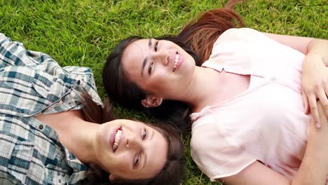 Portrait-of-friends-lying-on-the-grass