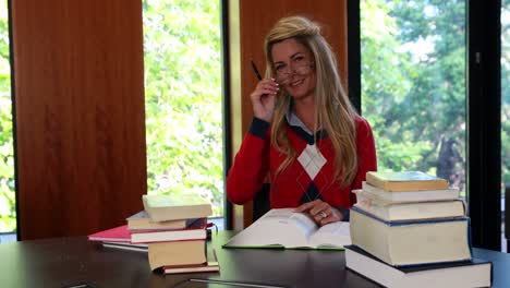 Estudiante-Maduro-Sonriente-Mirando-Hacia-Arriba-De-Su-Libro