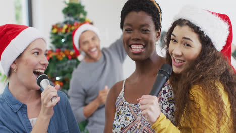 Fröhliche-Gruppe-Verschiedener-Freunde,-Die-Auf-Der-Weihnachtsfeier-Karaoke-Singen
