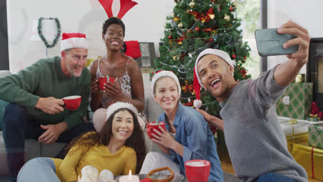Feliz-Grupo-De-Amigos-Diversos-Pasando-Tiempo-En-La-Fiesta-De-Navidad