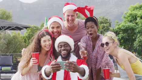 Fröhliche-Gruppe-Verschiedener-Freunde,-Die-Ein-Selfie-Auf-Der-Weihnachtsfeier-Im-Garten-Machen